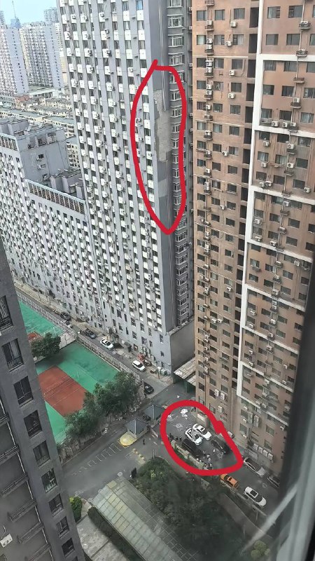8.10 辽宁鞍山新景世纪城外墙脱落，幸好没砸到人 #基建狂魔by 匿名投稿8.10 辽宁鞍山新景世纪城外墙脱落，幸好没砸到人 #基建狂魔by 匿名投稿