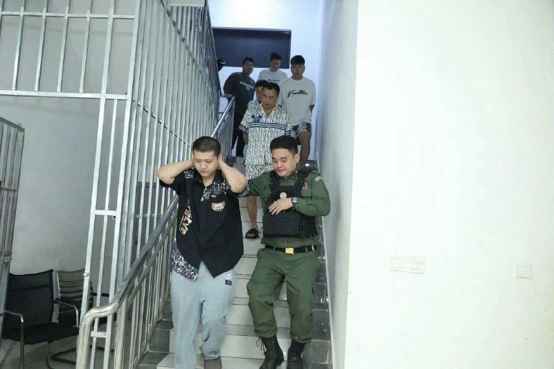 柬埔寨大规模清剿电诈行动 2044 名外国人被捕 其中中国人 1792 名今日（1月31日）上午，柬埔寨警方在柴桢省巴域市一处电信诈骗园区展开大规模执法行动，共抓获涉案外国人员约2044人（女性78人），其中包括中国大陆籍1792人