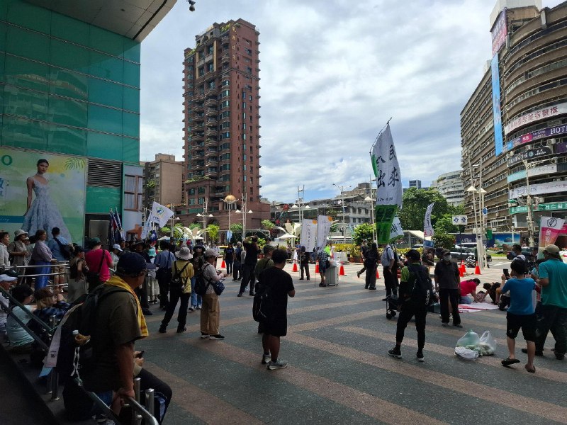 台湾 523 挺军购反并吞 #抗议 #游行 现场可以看到高举美国国旗和“投票国民党孩子上战场”等标语