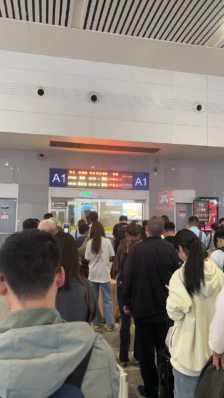 和谐号 #铁轨 这是 #自杀 嘛？余姚北站一女子进入铁路轨道被列车碰擦 官方：已送医暂无生命危险 10月29日 30日，记者从当地官方渠道获悉，事发后铁路工作人员立即到场处置，当事女子受伤已被送医救治，暂无生命危险