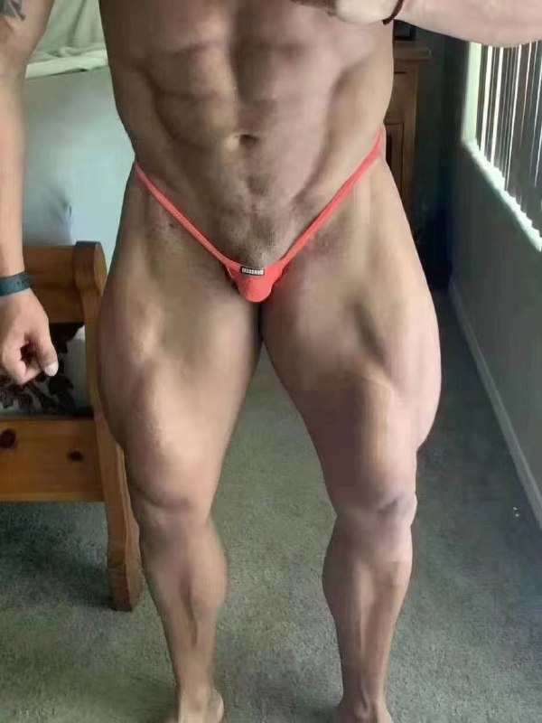 就是单纯想问下群里的lsp们觉得哥的身材怎么样？哥不是 #gay 请不要你们迷恋哥，谢谢