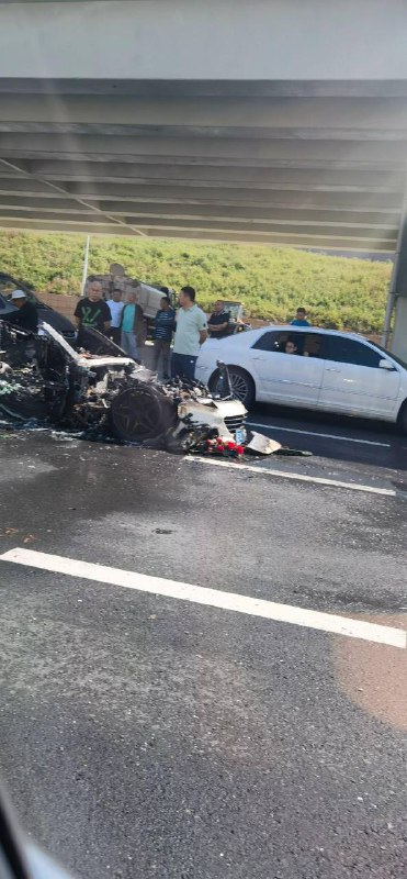 补充9月3日上午 #长春，净月新城大街，一辆 #法拉利 #婚车 #自燃，所幸人没事