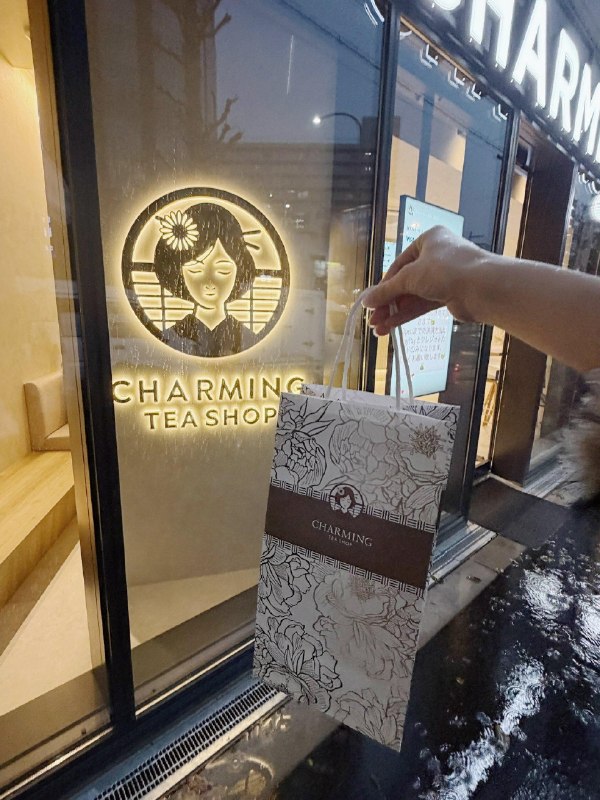 霸王茶姬疑似被日本抄袭日本大阪新开业的奶茶品牌“CHARMING”因从LOGO设计、菜单排版到包装元素均高度模仿中国茶饮品牌霸王茶姬，仅将标志性的京剧女性形象替换为和服人物，被质疑为系统性抄袭感谢家人们投稿！霸王茶姬疑似被日本抄袭日本大阪新开业的奶茶品牌“CHARMING”因从LOGO设计、菜单排版到包装元素均高度模仿中国茶饮品牌霸王茶姬，仅将标志性的京剧女性形象替换为和服人物，被质疑为系统性抄袭感谢家人们投稿！
