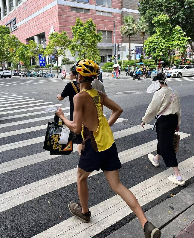 看背影，外卖小哥，强的可怕！外卖超时，不可能的#外卖小哥 #从外卖员开始崛起by 匿名投稿看背影，外卖小哥，强的可怕！外卖超时，不可能的#外卖小哥 #从外卖员开始崛起by 匿名投稿