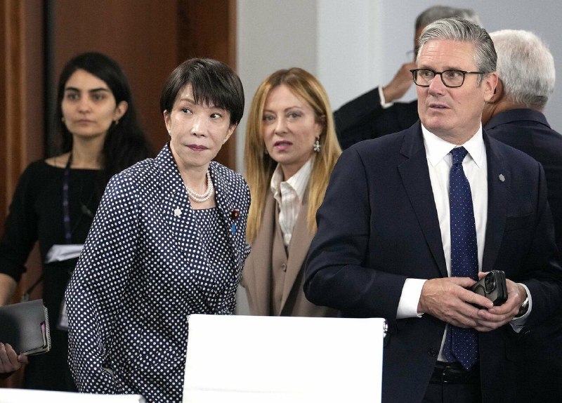 G7首脑发表声明谴责对重要矿产的出口限制七国集团（G7）领导人17日发表关于重要矿产的声明，对针对重要矿产及相关军民两用物项的任意出口管制和反制措施表示“严重关切”并予以谴责