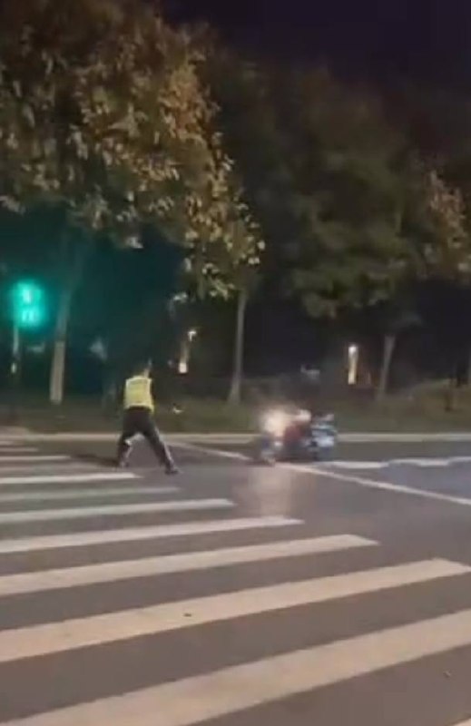 大晚上 #拦车 不要命啊！ #车祸 #撞人 #摩托大晚上 #拦车 不要命啊！ #车祸 #撞人 #摩托