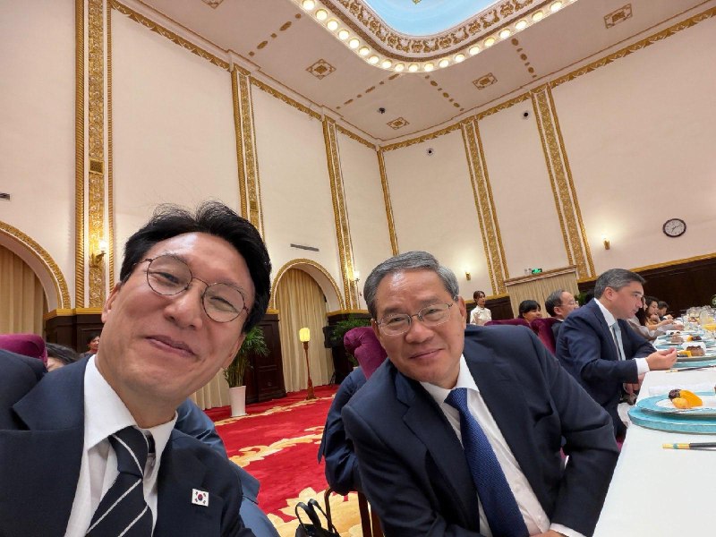 韩中总理在大连会晤时自拍韩国国务总理金民锡和中国国务院总理李强23日在中国辽宁省大连市举行会谈，就双边关系发展、经济和科技合作、韩半岛问题等议题广泛交换意见