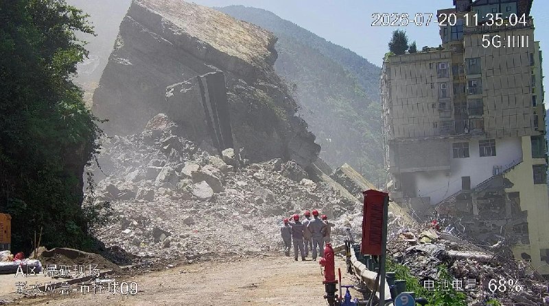 重庆彭水山体崩塌孤石爆破作业首爆成功，进入到深度救援 #山体滑坡 #重大事故感谢家人们投稿！重庆彭水山体崩塌孤石爆破作业首爆成功，进入到深度救援 #山体滑坡 #重大事故感谢家人们投稿！
