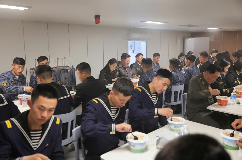 5 月 7 日，金正恩携女儿访问“崔贤”号驱逐舰