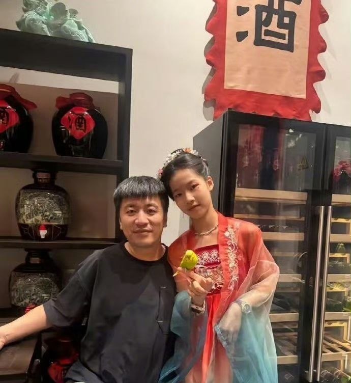 #张雪峰女儿悼念爸爸 #文曲星换届了 #父爱如山体滑坡式破防 #张婢菡的星星爸爸 #沈南哽咽送别【泪目！张雪峰女儿一句“文曲星换届”破防全网】张婢菡发文“天上的文曲星换届了，选中了爸爸”，稚嫩笔触让无数网友瞬间破防