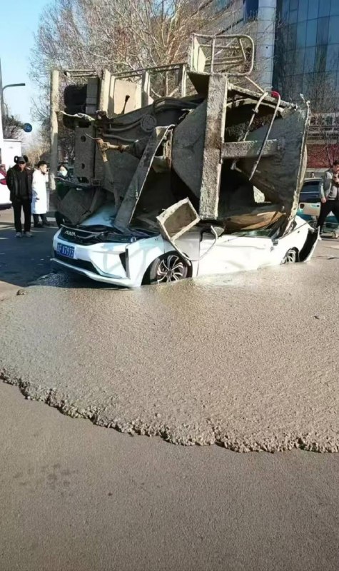 2.18日下午3点左右，河北 保定（曲阳二医院路口）珍惜生命 任何时刻切记远离大货车，谨慎驾驶注意安全！ #车祸 #压扁 #压缩2.18日下午3点左右，河北 保定（曲阳二医院路口）珍惜生命 任何时刻切记远离大货车，谨慎驾驶注意安全！ #车祸 #压扁 #压缩