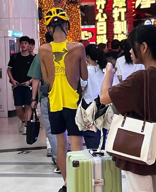 看背影，外卖小哥，强的可怕！外卖超时，不可能的#外卖小哥 #从外卖员开始崛起by 匿名投稿看背影，外卖小哥，强的可怕！外卖超时，不可能的#外卖小哥 #从外卖员开始崛起by 匿名投稿