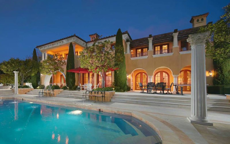 #傅晓田 在美国🇺🇸居住的豪宅，位于洛杉矶南部著名的富人区 Newport coast，价值1500万，8个卧室，10个厕所，租金一个月6万美元