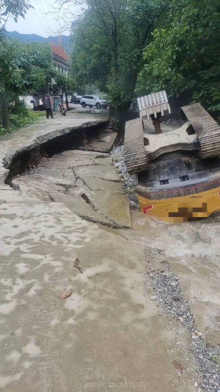到处都是桥梁冲毁，不知道掉进去多少车子，尤其是山卡卡 #商洛by 匿名投稿到处都是桥梁冲毁，不知道掉进去多少车子，尤其是山卡卡 #商洛by 匿名投稿