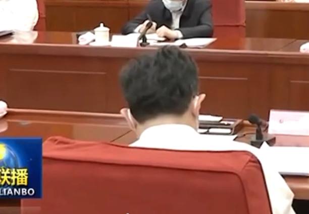 #秦刚 6月9日参加会议时的状态，图一为新华社审定后刊发的照片