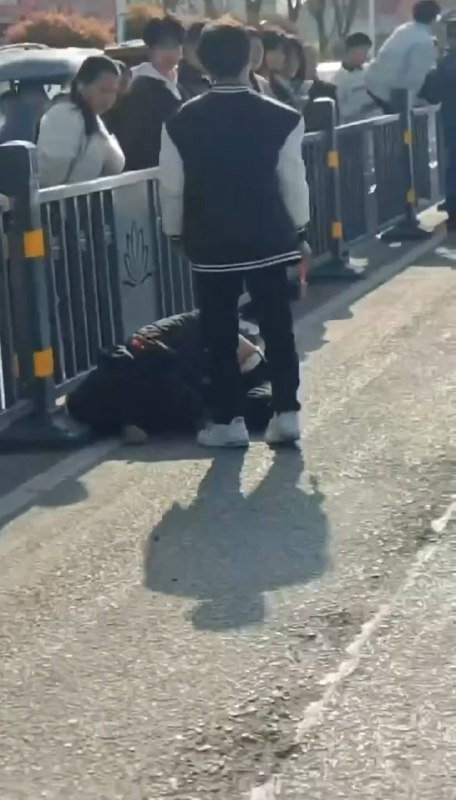 3月28日下午，河南项城人民公园附近，14岁未成年男孩持刀杀人 #项城 #刀仔感谢 Group  投稿！3月28日下午，河南项城人民公园附近，14岁未成年男孩持刀杀人 #项城 #刀仔感谢 Group  投稿！