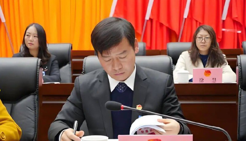 #师宗县副县长出轨 #苏尔飞事件 #女下属实名举报 #官场丑闻 #4万私了致孕【吃瓜一线】云南师宗县爆出惊人官场丑闻！原副县长苏尔飞与女下属刘薇婚外情，致其怀孕后竟要求流产，试图用4万元“私了”