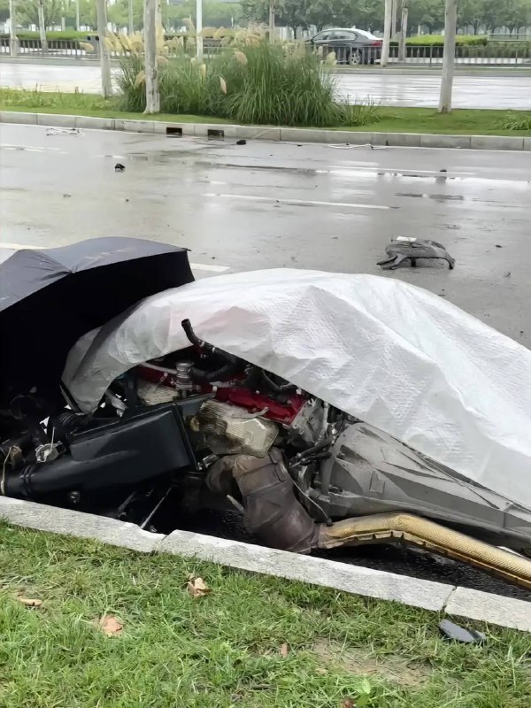 7.16 西安 #法拉利FUV 全国首撞，在会展中心门口撞了，发动机都撞出来了，很难想象车速有多快by 匿名投稿7.16 西安 #法拉利FUV 全国首撞，在会展中心门口撞了，发动机都撞出来了，很难想象车速有多快by 匿名投稿