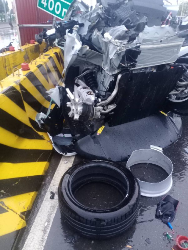 #酒駕 #車禍 發生在台灣台中，車上2人當場死亡，特斯拉車子斷成2截#酒駕 #車禍 發生在台灣台中，車上2人當場死亡，特斯拉車子斷成2截