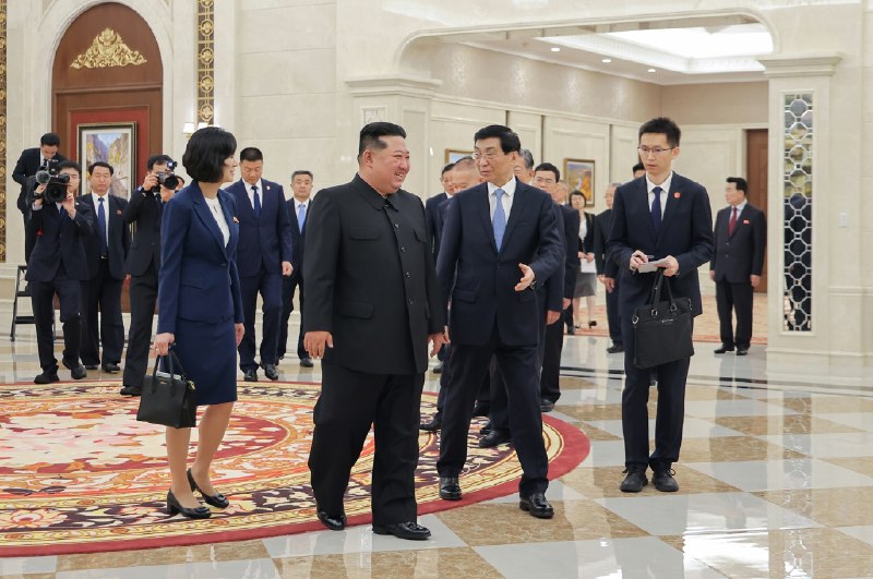 金正恩 在 16 号会见王沪宁率领的中华人民共和国党政代表团，代表团参谒锦绣山太阳宫、参观朝鲜劳动党中央干部学校，并在羊角岛国际饭店参加《朝中友好合作互助条约》签订 65 周年纪念招待会 #金正恩感谢家人们投稿！金正恩 在 16 号会见王沪宁率领的中华人民共和国党政代表团，代表团参谒锦绣山太阳宫、参观朝鲜劳动党中央干部学校，并在羊角岛国际饭店参加《朝中友好合作互助条约》签订 65 周年纪念招待会 #金正恩感谢家人们投稿！
