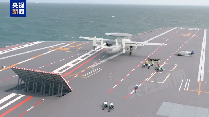 海军 福建舰 055延安舰、054A通辽舰等多艘舰艇组成的 #航母 编队在完成海上训练任务后返回三亚某军港，这是 福建舰 入列后首次海上实兵训练任务任务中，歼-35、歼-15T、歼-15DT、空警-600等多型舰载机完成了多架次弹射起飞和着舰训练，有效检验了福建舰电磁弹射、回收和甲板作业能力，舰机适配性得到进一步验证