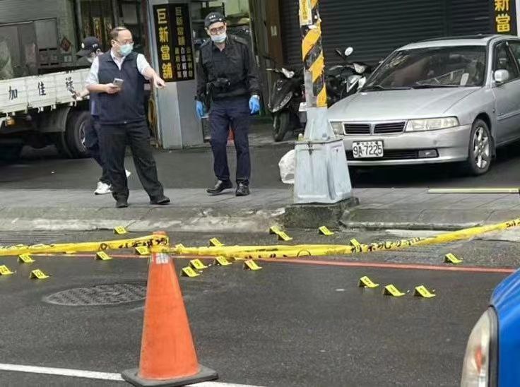 【#台湾 新北发生枪击案，当街连环扫射】台湾新北市土城区一间当铺20日上午发生 #枪击案！一名17岁吴姓枪手搭出租车抵达当铺后，持预藏的改造步枪疯狂扫射42枪，吓坏附近目击者