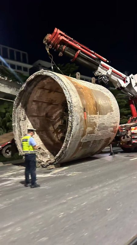 补充！深圳107国道 累死不拉卷 吓人 #车祸货车夜间第一视角广深公路107国道大件车不办证不护送超高撞上桥梁并砸坏一台大货车据@深圳交警8月8日0时09分消息宝安107国道黄田调头位段北行方向发生一辆货柜车刮碰事故，导致该路段多车缓行 交警在现场处置、分流疏导感谢家人们投稿！补充！深圳107国道 累死不拉卷 吓人 #车祸货车夜间第一视角广深公路107国道大件车不办证不护送超高撞上桥梁并砸坏一台大货车据@深圳交警8月8日0时09分消息宝安107国道黄田调头位段北行方向发生一辆货柜车刮碰事故，导致该路段多车缓行 交警在现场处置、分流疏导感谢家人们投稿！