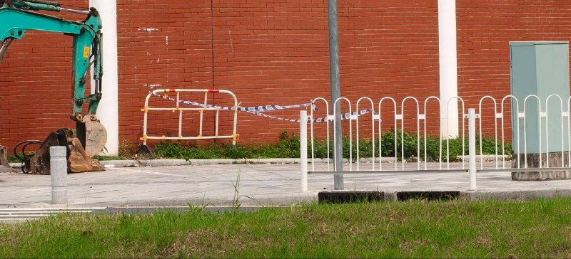 补充！广州一中学生跳楼，小孩4月10号没的，到现在为止学校门口依然大批警察与警车完善下，是广州市第一中学高中部感谢家人们投稿！补充！广州一中学生跳楼，小孩4月10号没的，到现在为止学校门口依然大批警察与警车完善下，是广州市第一中学高中部感谢家人们投稿！