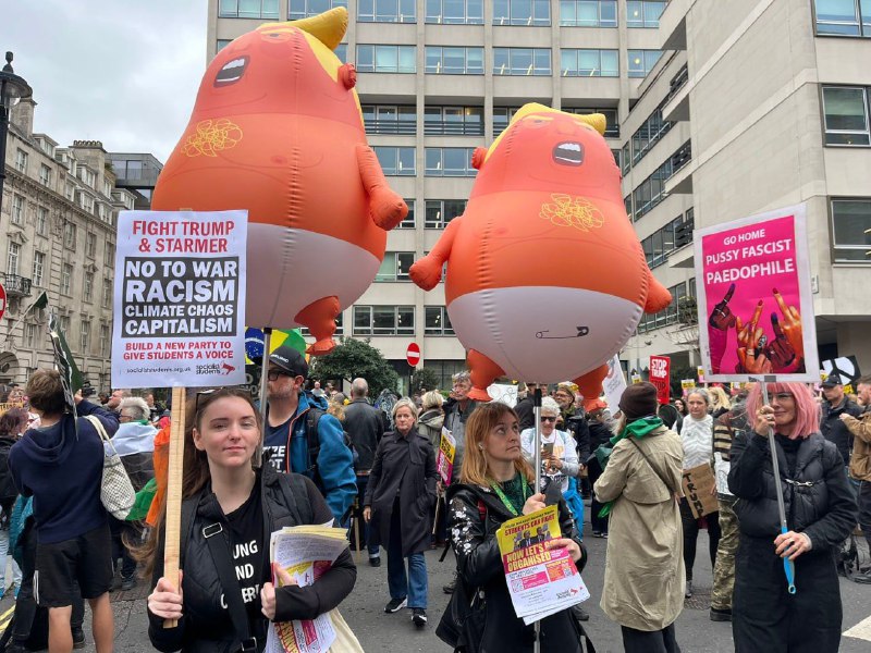 伦敦 #抗议 #特朗普 访问成千上万的人走上英国首都街头，表达对美国总统访问的抗议