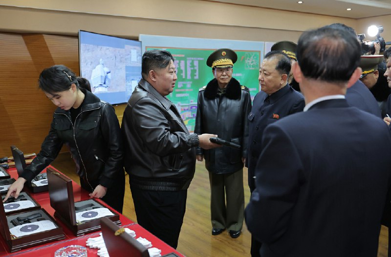 朝鲜劳动党总书记、朝鲜民主主义人民共和国国务委员长金正恩同志 3 月 11 日视察第二经济委员会所属重要军工厂，了解了军火生产情况