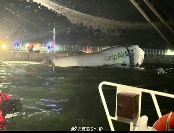 10月20日凌晨3点53分，一架来自 阿联酋 迪拜 货机降落香港机场时冲出跑道，撞上一辆载有2人的地勤车，导致车辆和飞机坠入海中