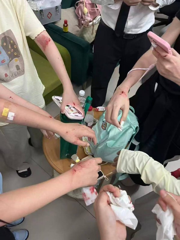 张凌赫 狂热 女 #粉丝 挤碎玻璃门 #彻底疯狂 和邪教组组织一样的 ！感谢家人们投稿！张凌赫 狂热 女 #粉丝 挤碎玻璃门 #彻底疯狂 和邪教组组织一样的 ！感谢家人们投稿！