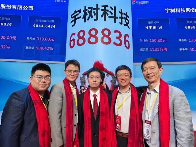 宇树科技股价较首日高点回撤 45%，市值累计蒸发 2008 亿元中国人形机器人龙头宇树科技在科创板首日开盘大涨 629.44%，报 1100 元，总市值飙升至 4449 亿元