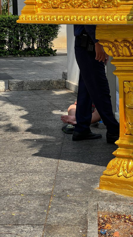 #网友反馈：金边大使馆对面，有一位同胞不知道是因为园区逃亡出来，身上没钱长期时间没进食还是怎么样，直接挂逼在大使馆对面的提款机旁边！已经来了宪兵跟警察处理了，不知道人走了没，但是发现的时候已经没动静了