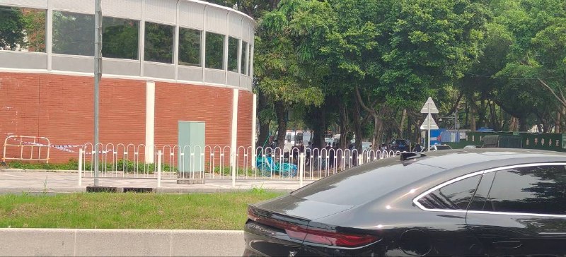 补充！广州一中学生跳楼，小孩4月10号没的，到现在为止学校门口依然大批警察与警车完善下，是广州市第一中学高中部感谢家人们投稿！补充！广州一中学生跳楼，小孩4月10号没的，到现在为止学校门口依然大批警察与警车完善下，是广州市第一中学高中部感谢家人们投稿！