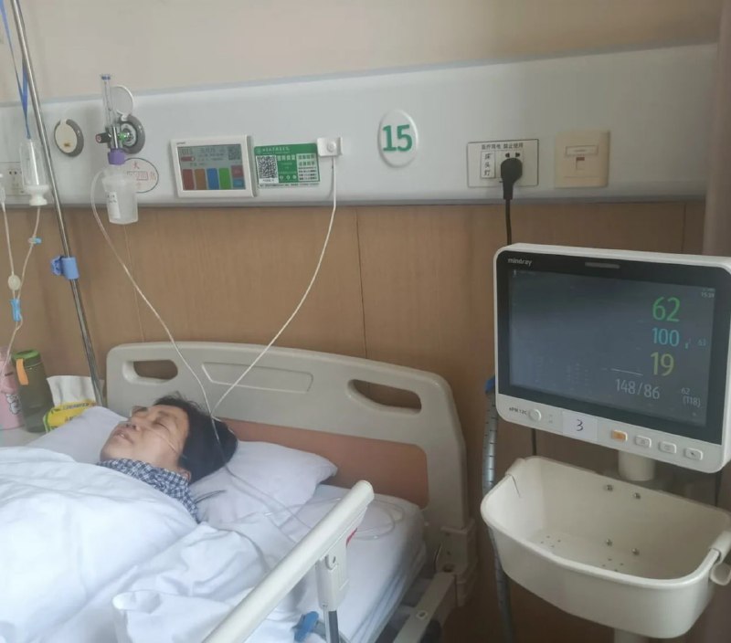 #中国红十字会 成吸血鬼！山东日照市民铁成，十几年来献血13次，共计4900毫升，曾获得全国无偿献血奉献铜奖！然而4月10日，他的妻子在山东省齐鲁医院手术，术前需要备血，医院通知必须去献血才能给备血