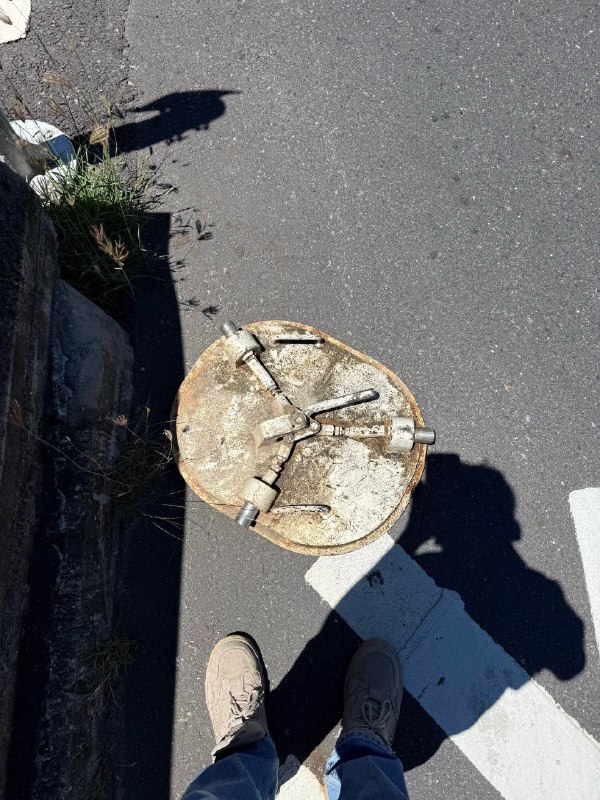 台湾一辆战车在行驶中掉落底部逃生舱盖，引发现场民众吐槽这么烂的东西还怎么打战？感谢家人们投稿！台湾一辆战车在行驶中掉落底部逃生舱盖，引发现场民众吐槽这么烂的东西还怎么打战？感谢家人们投稿！