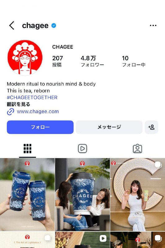 霸王茶姬疑似被日本抄袭日本大阪新开业的奶茶品牌“CHARMING”因从LOGO设计、菜单排版到包装元素均高度模仿中国茶饮品牌霸王茶姬，仅将标志性的京剧女性形象替换为和服人物，被质疑为系统性抄袭感谢家人们投稿！霸王茶姬疑似被日本抄袭日本大阪新开业的奶茶品牌“CHARMING”因从LOGO设计、菜单排版到包装元素均高度模仿中国茶饮品牌霸王茶姬，仅将标志性的京剧女性形象替换为和服人物，被质疑为系统性抄袭感谢家人们投稿！
