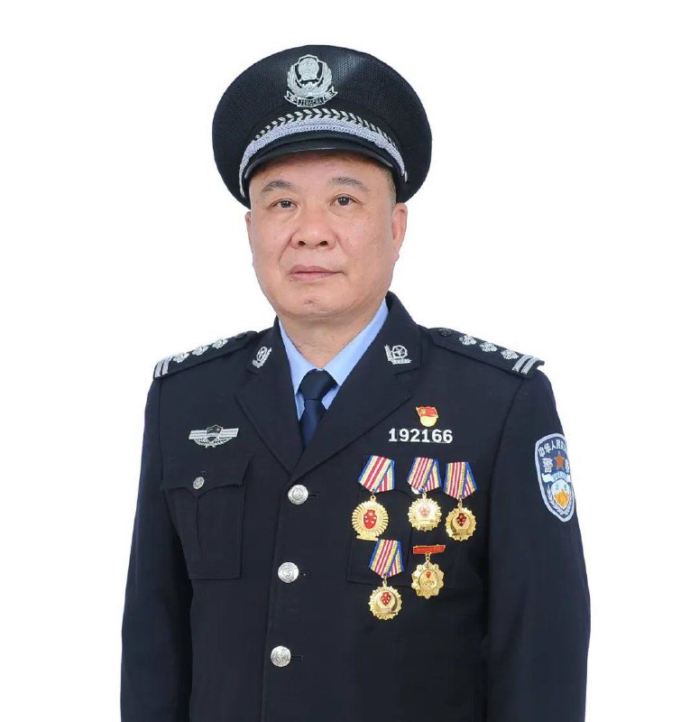 #惡人榜 18號姓名: #盧能業職務：廣東順德容桂派出所容里民警中隊隊長曾獲榮譽：先后立个人二等功1次、三等功3次、全市优秀人民警察1次、个人嘉奖3次，被评为2012年度“顺德好人”、2017年第一季度“最美佛山人”、2017年度“佛山好人”以及2018年首届“廉洁佛山年度人物”