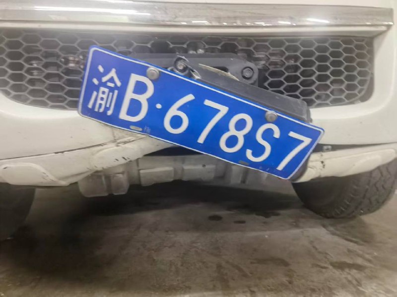 地下车库灵异事件 车牌怎么变形了？地下车库灵异事件 车牌怎么变形了？