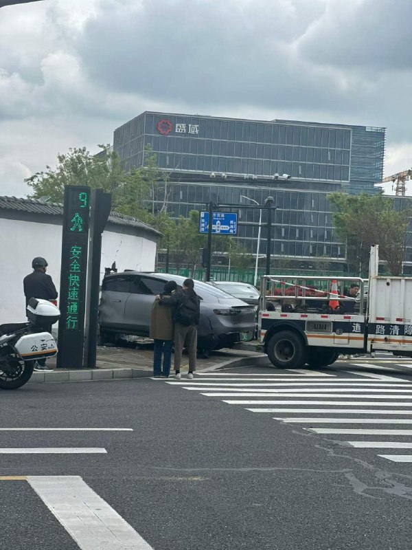 穿墙高手 又挡住了 😅 #车祸 #穿墙感谢家人们投稿！穿墙高手 又挡住了 😅 #车祸 #穿墙感谢家人们投稿！