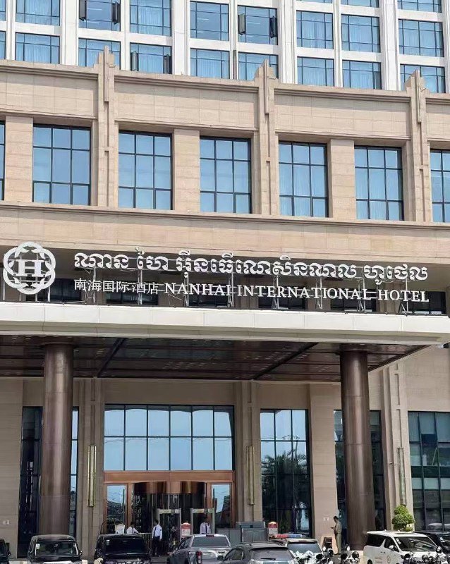 #柬埔寨 西港 #中国 男子 持枪 #抢车2月21日上午，西港第3分区“#南海酒店”发生一起枪击事件，一名中国男子开枪击中自己导致受伤，事件疑与赌博纠纷有关