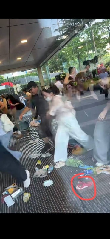 张凌赫 狂热 女 #粉丝 挤碎玻璃门 #彻底疯狂 和邪教组组织一样的 ！感谢家人们投稿！张凌赫 狂热 女 #粉丝 挤碎玻璃门 #彻底疯狂 和邪教组组织一样的 ！感谢家人们投稿！