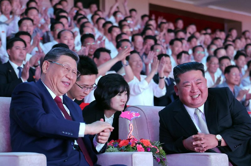 朝鲜文艺演出，第一次见习主席戴眼镜