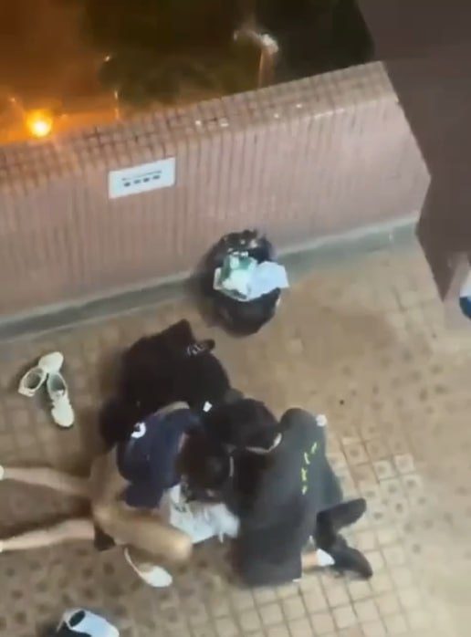 #香港 #屋苑平台 #3P #野战香港屋苑平台惊爆3P野战，真实偷拍画面让人硬到不行！夜晚寂静，一个女孩趴地上，俩猛男直接开干,一个脱她裤子后入猛操，撞得她身子狂抖，快来围观这波极品3P狂欢吧！#香港 #屋苑平台 #3P #野战香港屋苑平台惊爆3P野战，真实偷拍画面让人硬到不行！夜晚寂静，一个女孩趴地上，俩猛男直接开干,一个脱她裤子后入猛操，撞得她身子狂抖，快来围观这波极品3P狂欢吧！