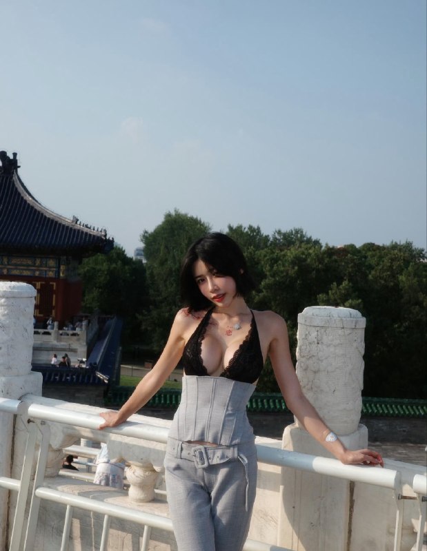 台湾女游客在北京天坛打卡拍照，偏大胆的穿搭引网友不满！到底是哪些群体在不满😵‍💫感谢家人们投稿！台湾女游客在北京天坛打卡拍照，偏大胆的穿搭引网友不满！到底是哪些群体在不满😵‍💫感谢家人们投稿！