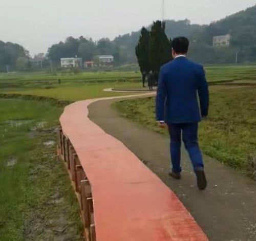 #马英九 祖坟现在列入湖南湘潭文博保护了网友自己老家有条路烂了几十年，最近因为马英九要回乡祭祖，十天就翻新好了