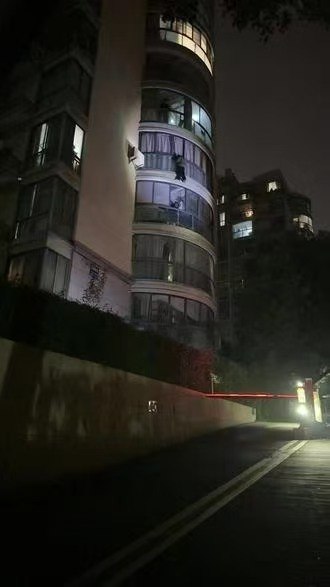 浙江桐乡江南春城小区惊现一小偷飞檐走壁感谢家人们投稿！浙江桐乡江南春城小区惊现一小偷飞檐走壁感谢家人们投稿！