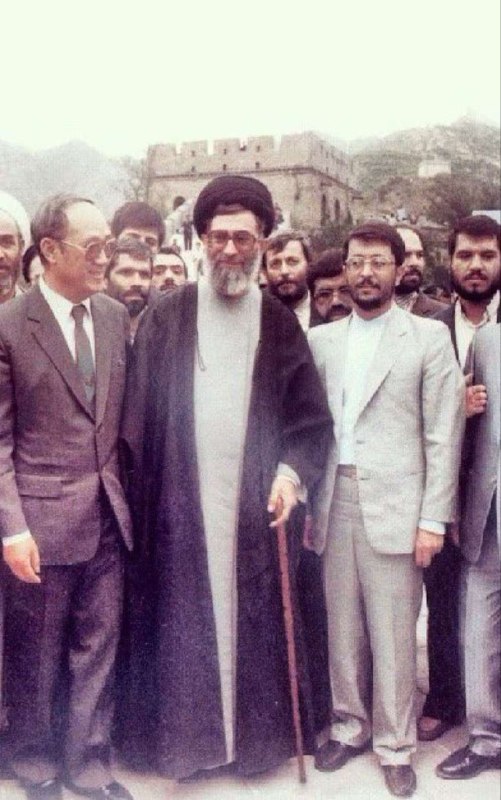 哈梅内伊“最后一次”与中国 看看这张老照，1989年5月时为伊朗总统的哈梅内伊访问中国，站在北京的长城上——不到长城非好汉