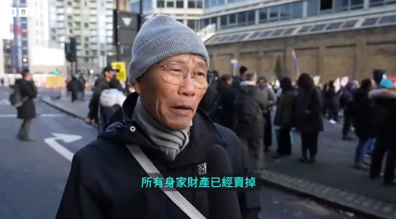 英国向移居的港人提出入籍要求，将英语要求由B1提升至B2，年收入门槛设为12,570英镑（约 13.4万港元），引发部分移英港人忧虑